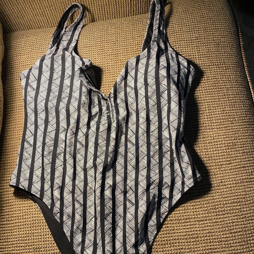 One piece swimsuit 🔲